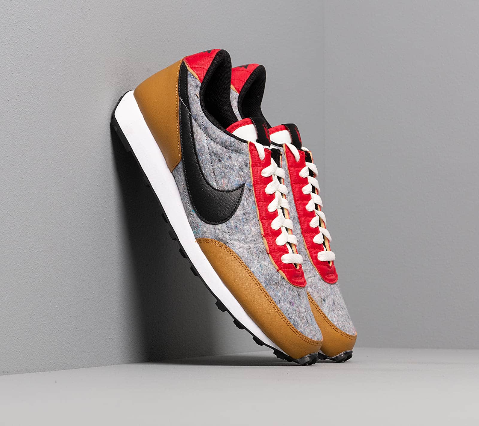 Nike W Daybreak QS Gold Suede/ Black-University Red-Sail