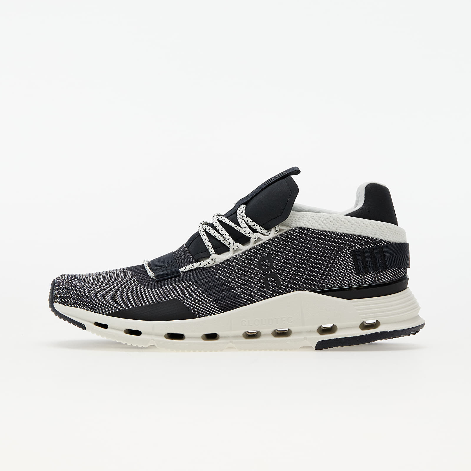 ON running M Cloudnova Black/ White 26.99677