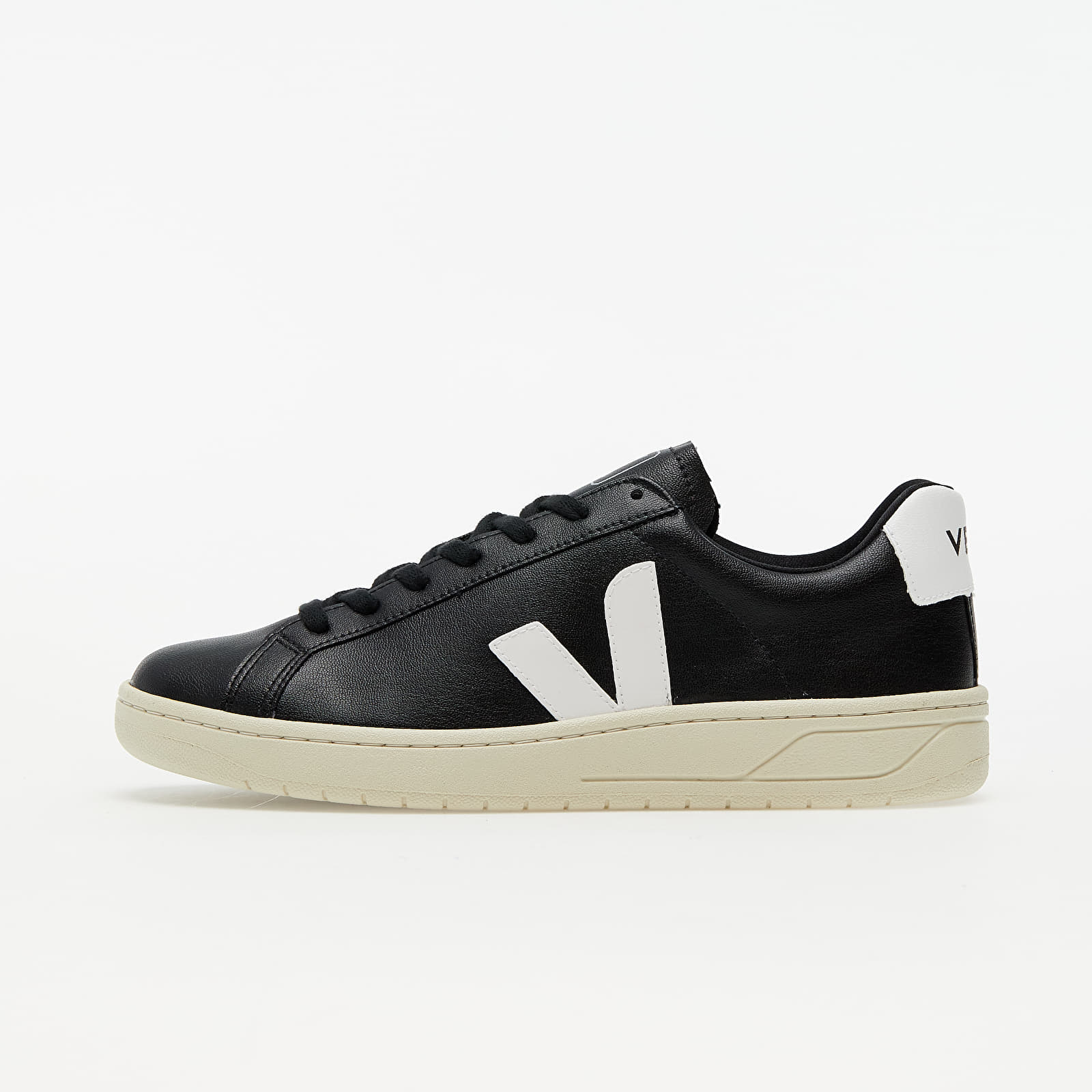Veja Urca CWL Black/ White UC072324B