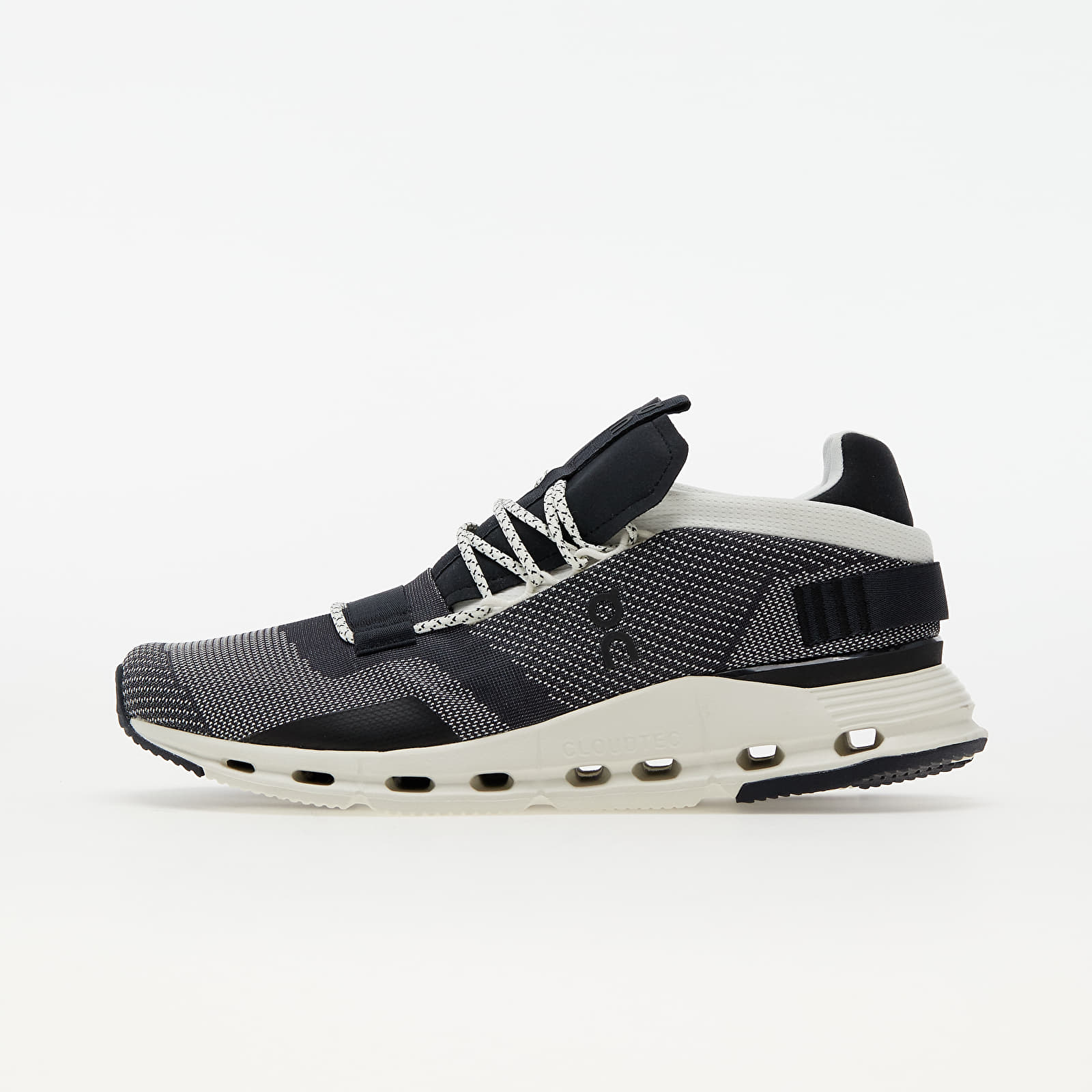 ON running M Cloudnova Black/ White 26.99265
